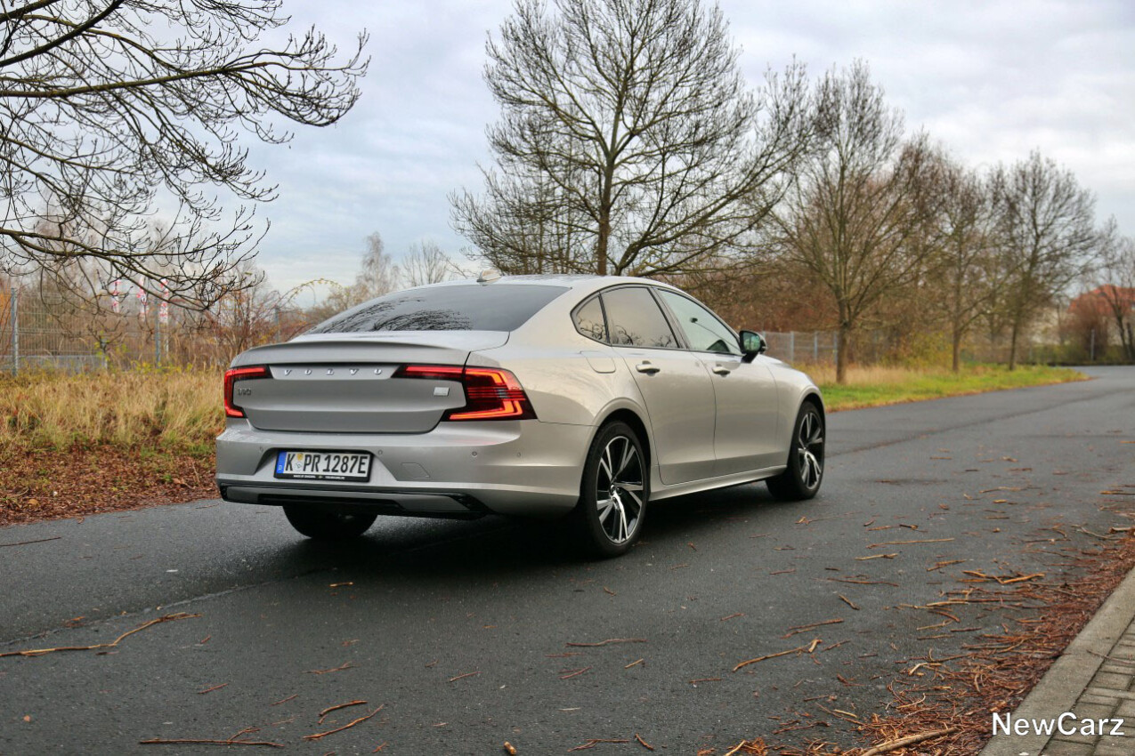 Volvo S90 T8 Recharge schräg hinten