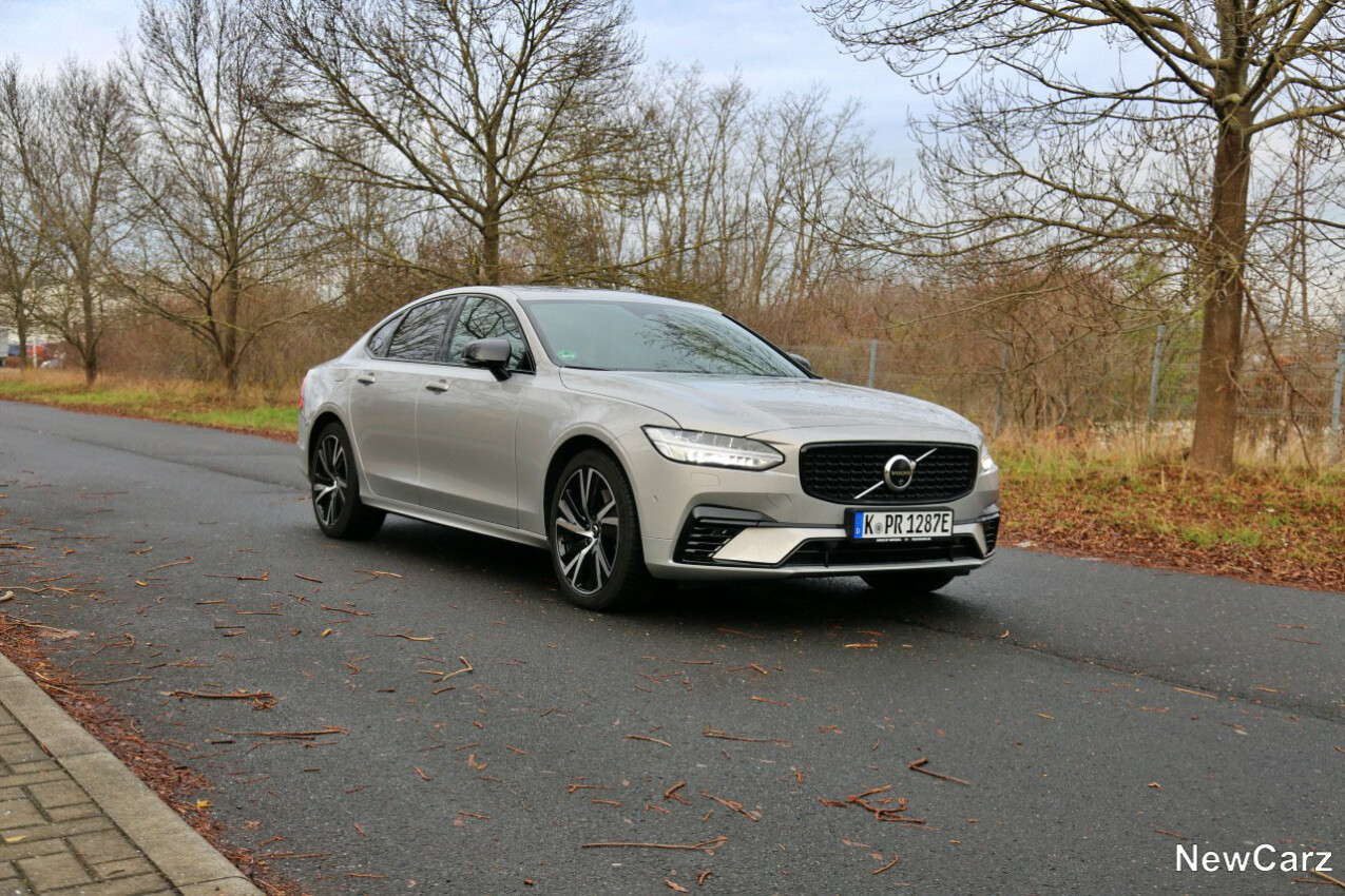 Volvo S90 T8 Recharge schräg vorn