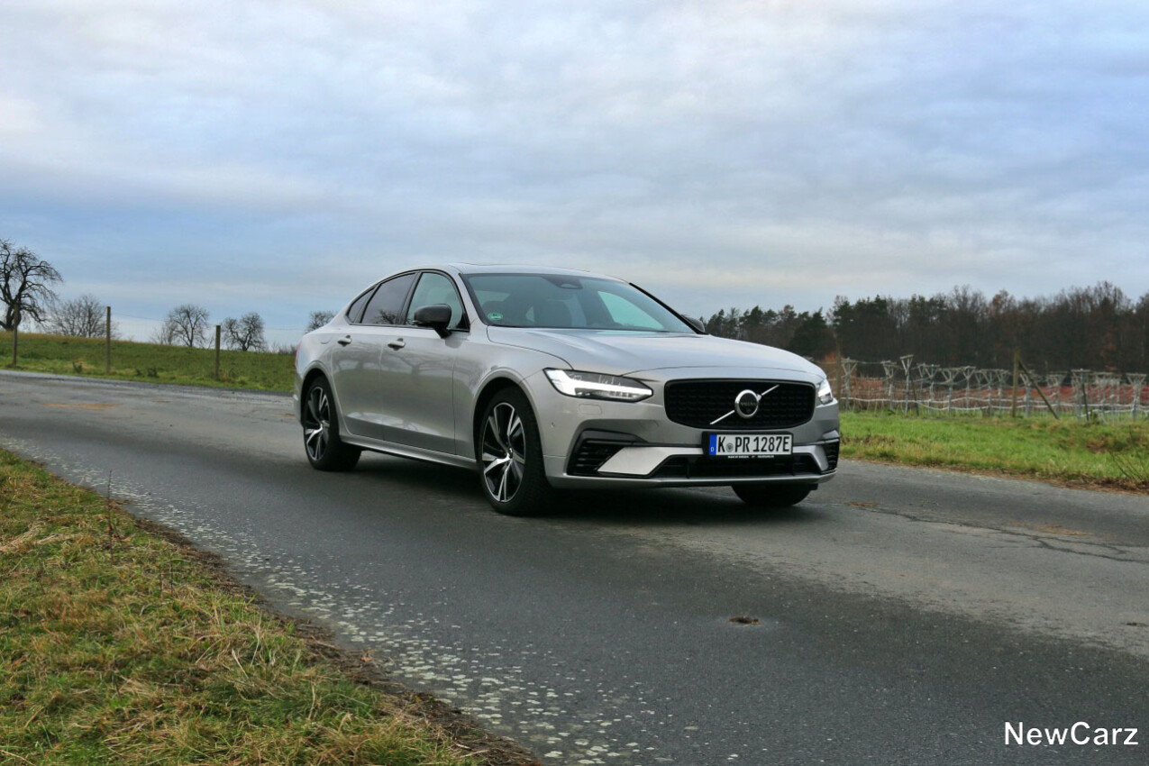 Volvo S90 T8 Recharge schräg vorne rechts