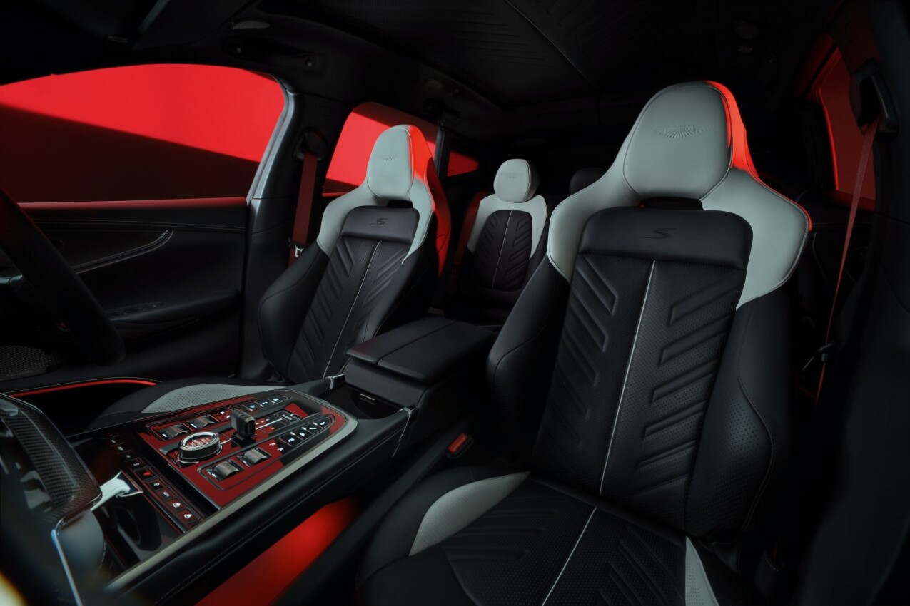Aston Martin DBX S Vordersitze