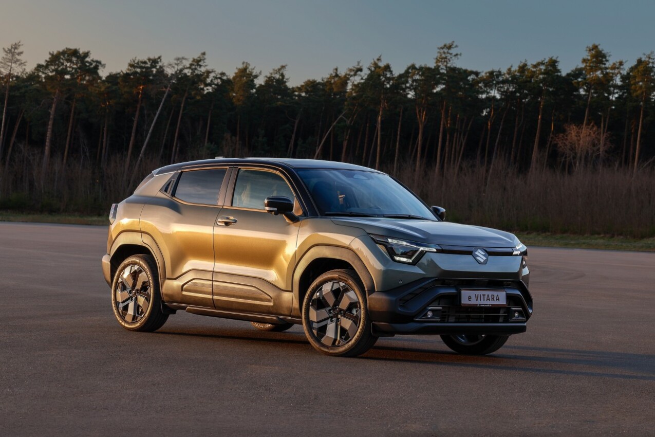 Suzuki e Vitara schräg vorn