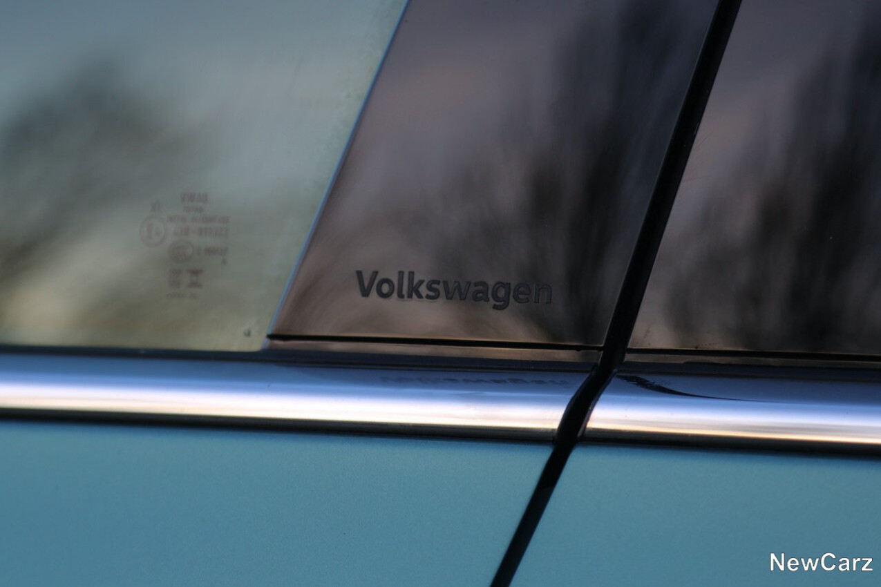 VW Passat Variant B9 Schriftzug B-Säule