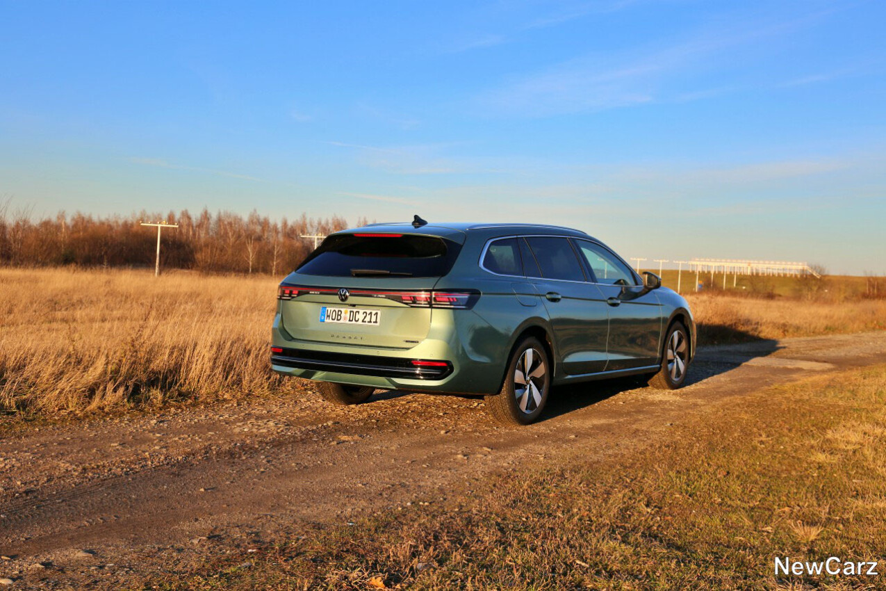 VW Passat Variant B9 schräg hinten rechts