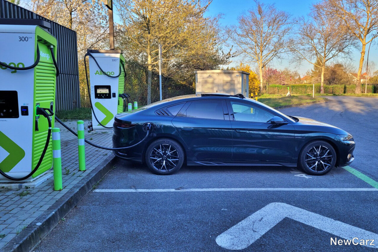 BYD Han beim Aufladen