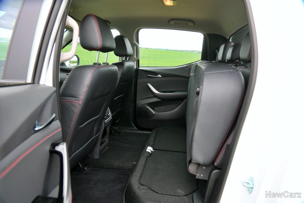 Maxus T60 Max hochgeklappte Sitzflächen