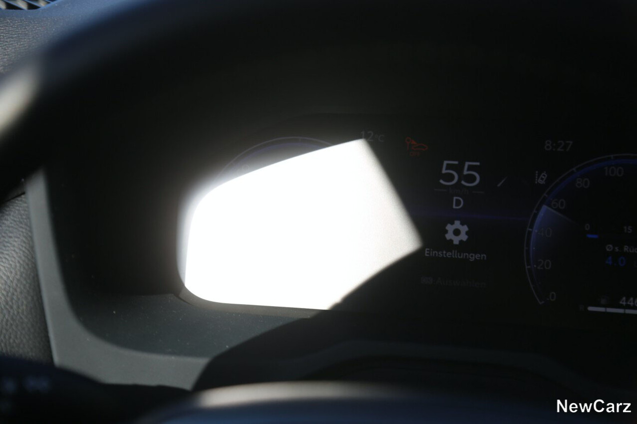 Suzuki Across Facelift Cockpit mit Sonneneinstrahlung