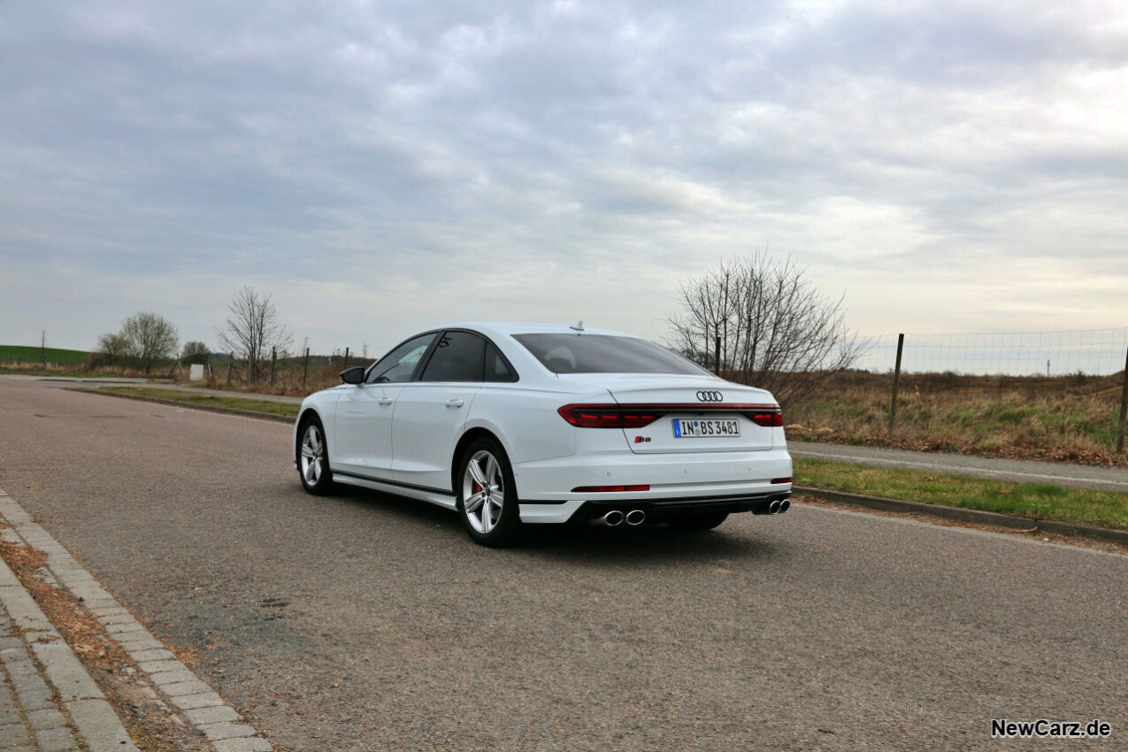 Audi S8 quattro schräg hinten links