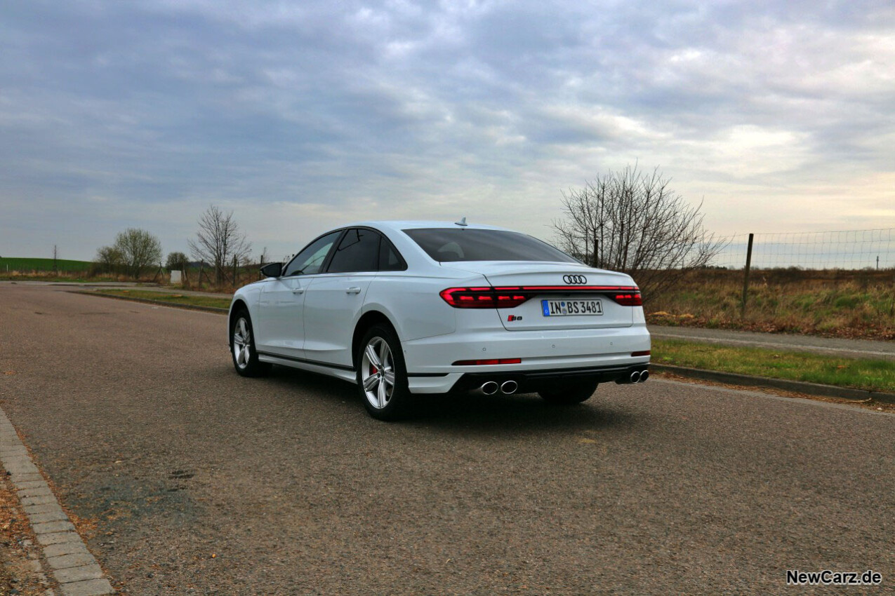 Audi S8 quattro schräg hinten links