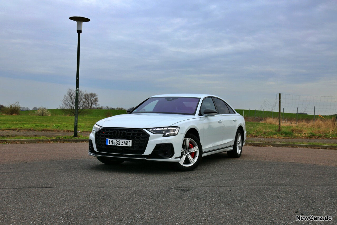 Audi S8 quattro vorne schräg links