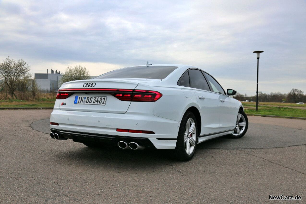 Audi S8 quattro hinten schräg rechts