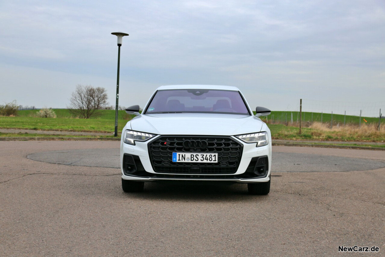 Audi S8 quattro vorn