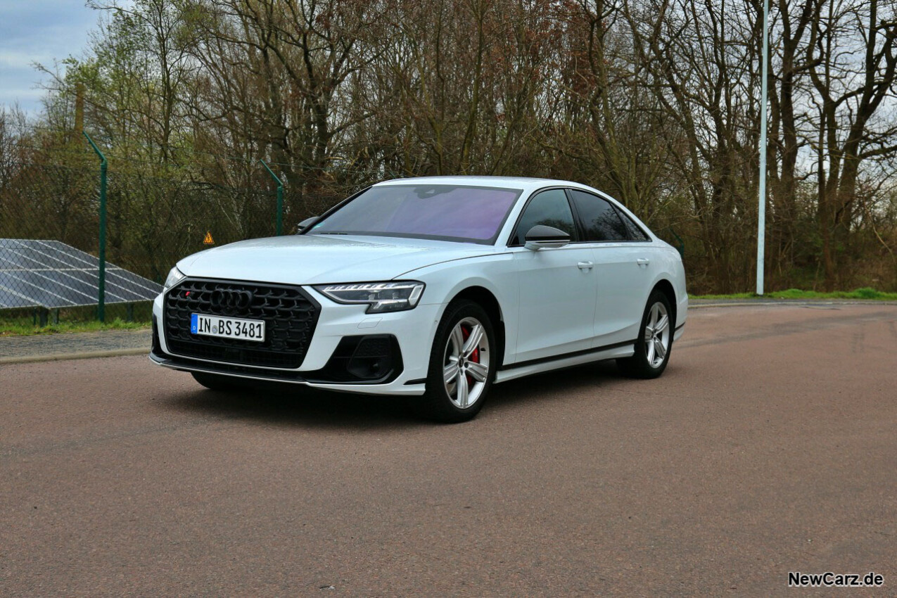 Audi S8 quattro vorne schräg links