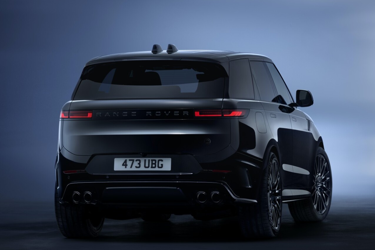 Range Rover Sport SV Black Edition schräg hinten