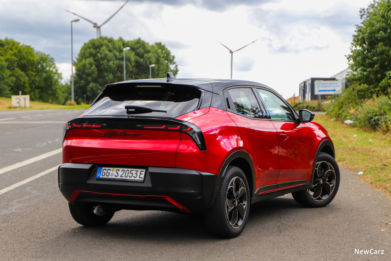 Alfa Romeo Junior Elettrica schräg hinten
