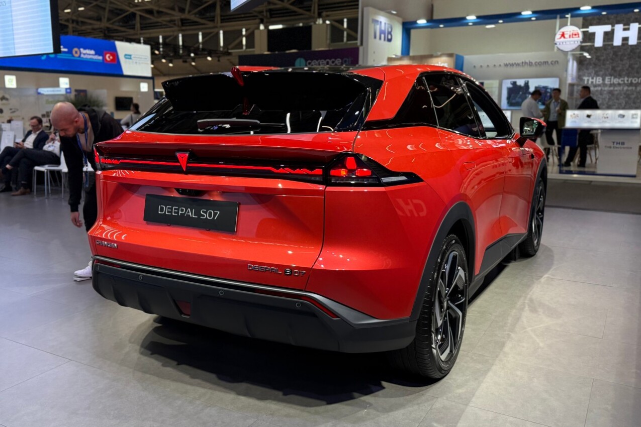 Deepal S07 schräg hinten