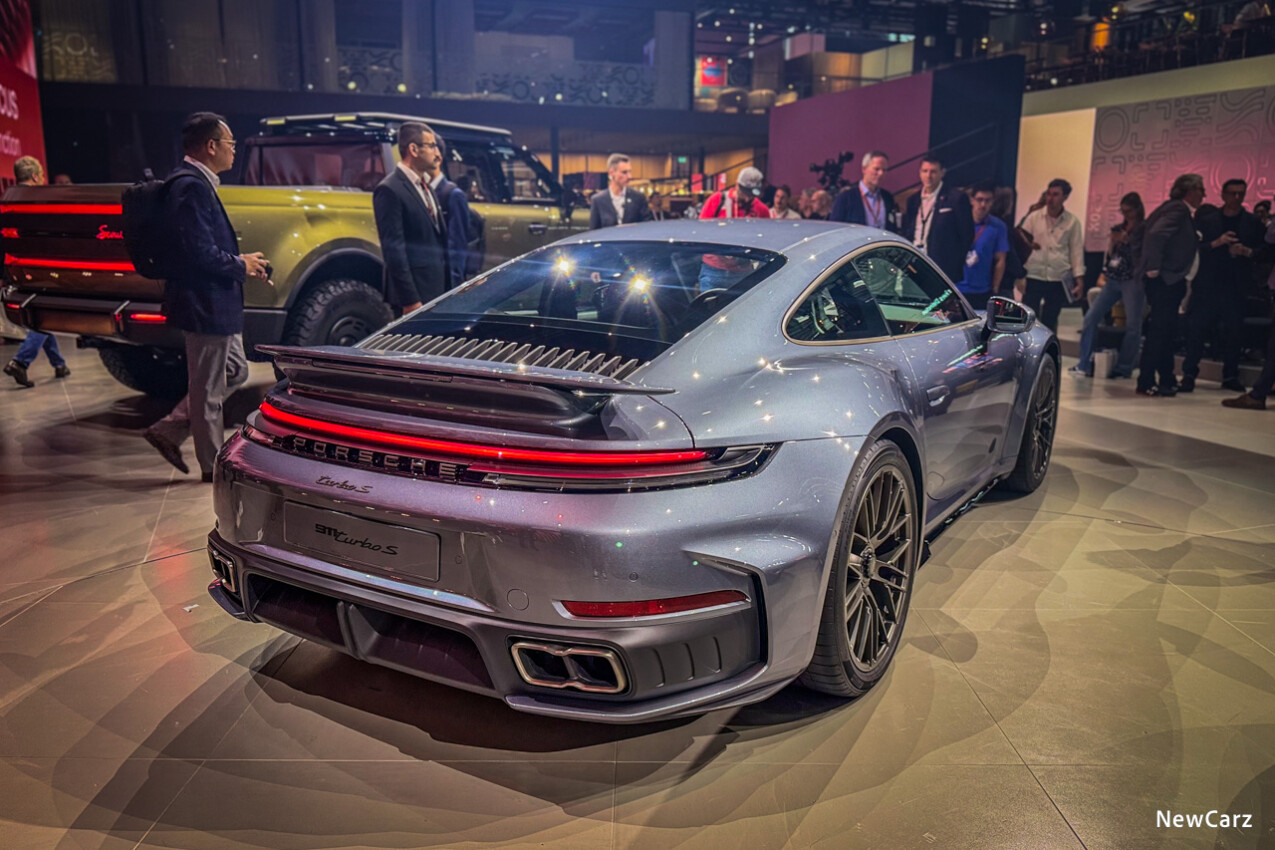 Porsche 911 Turbo S 2025 schräg hinten