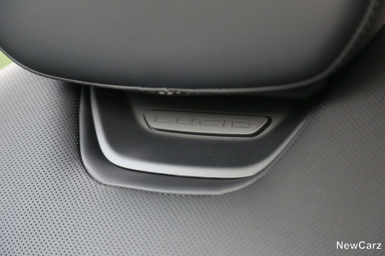 Lucid Air Pure Markenschild Sitz