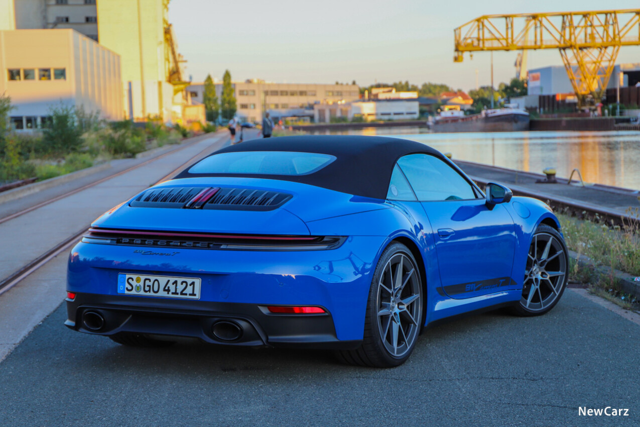Porsche 911 Carrera T Cabriolet schräg hinten