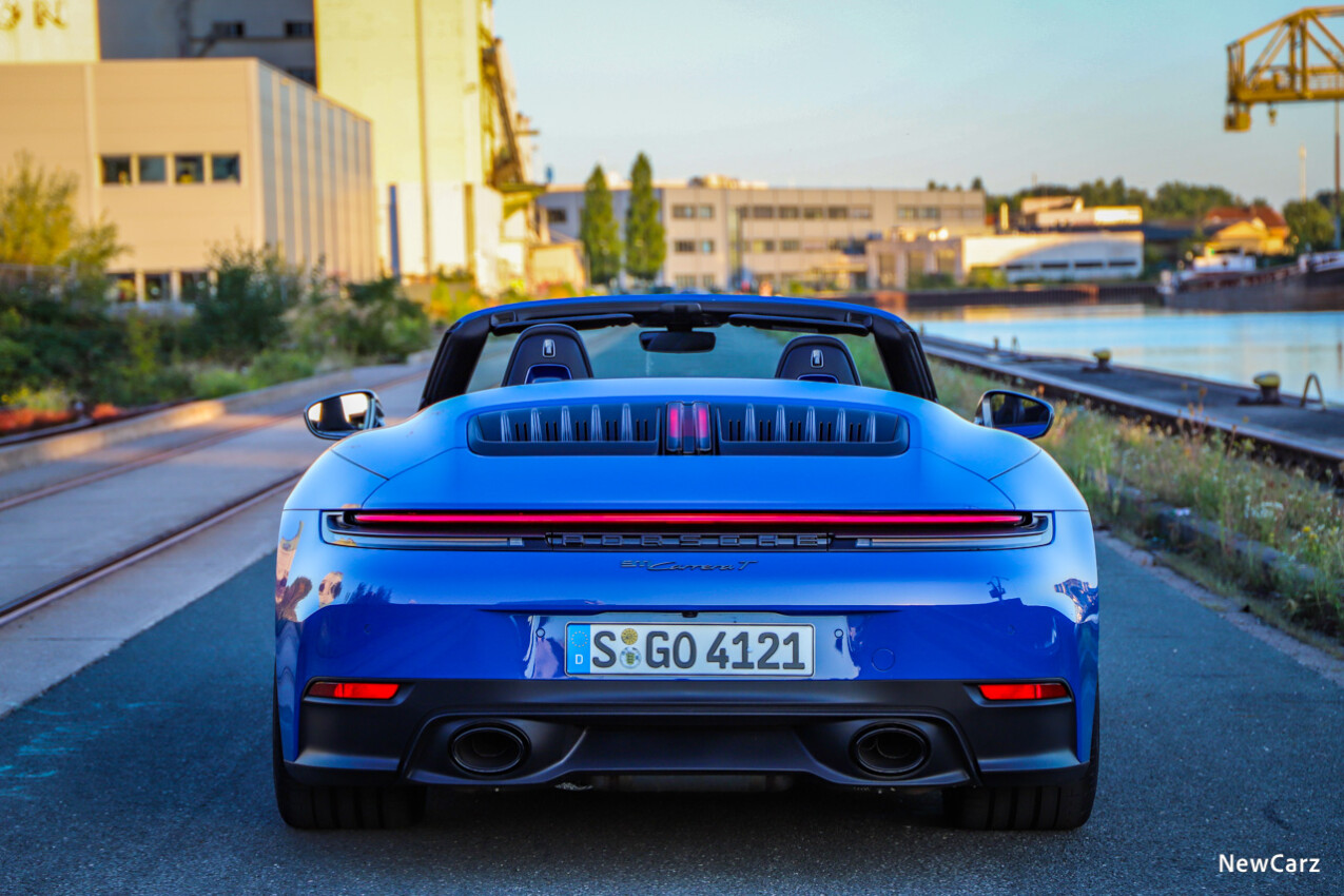 Porsche 911 Carrera T Cabriolet Heckansicht Verdeck offen