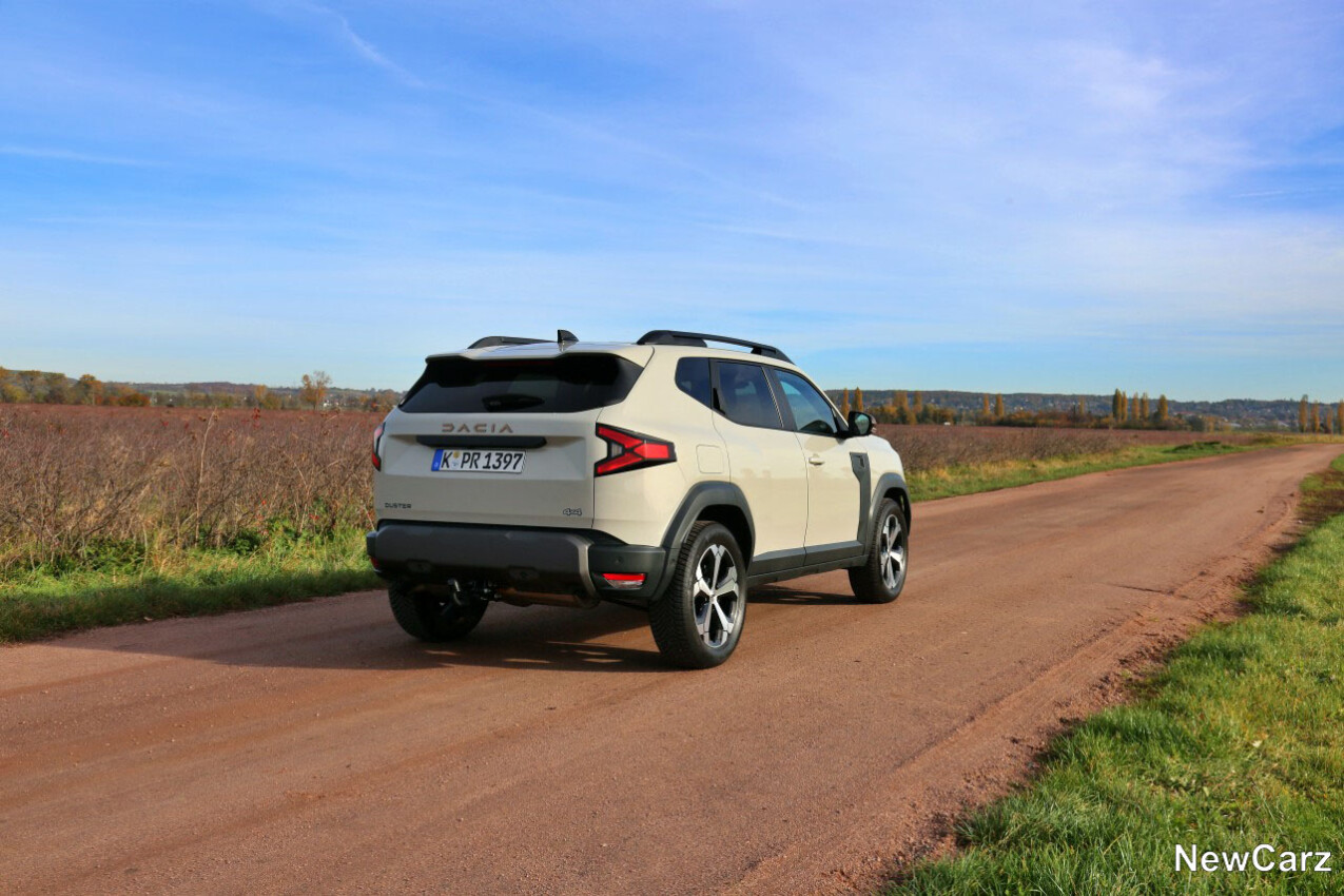 Dacia Duster Mild Hybrid 130 4x4 schräg hinten rechts