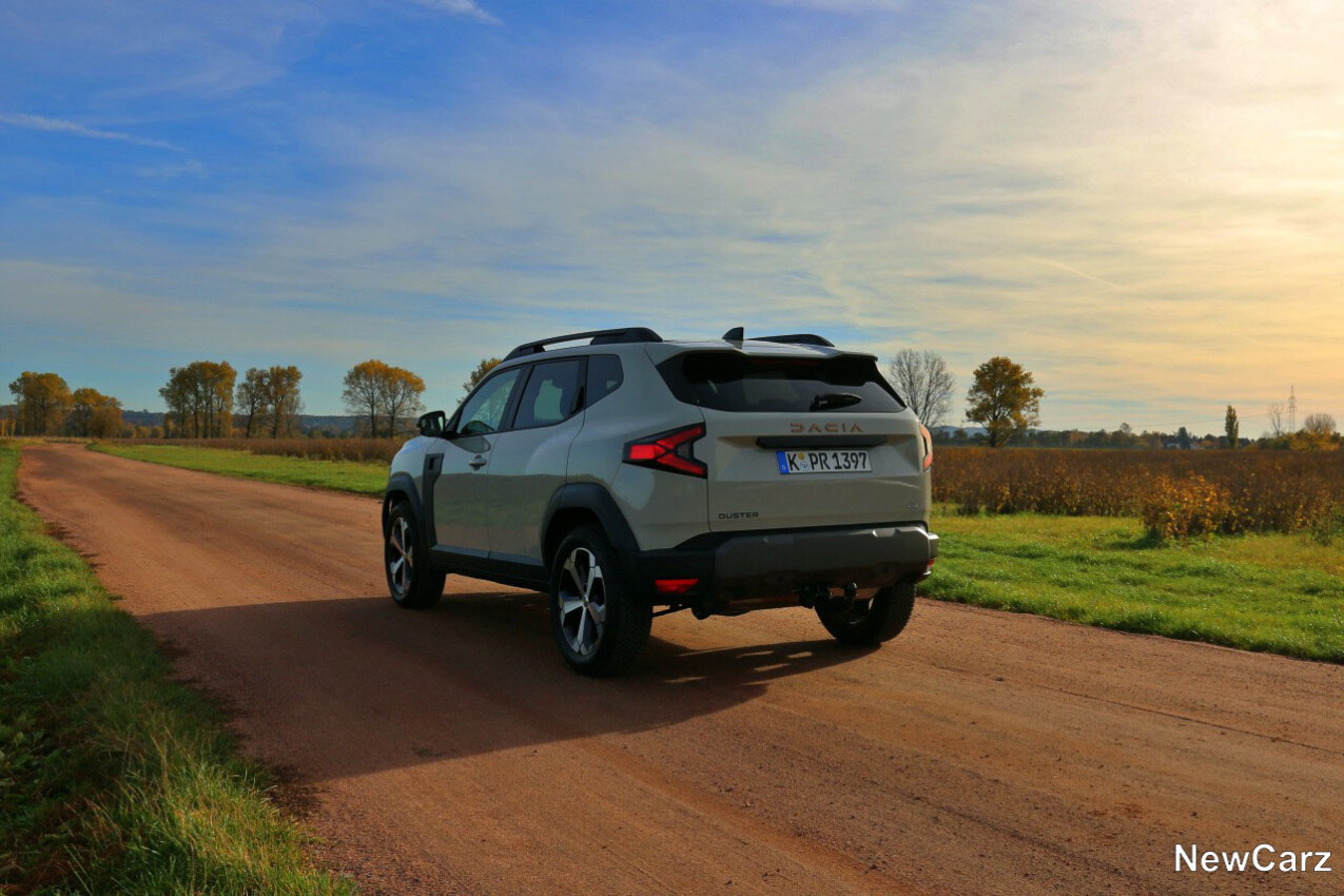 Dacia Duster Mild Hybrid 130 4x4 schräg hinten links