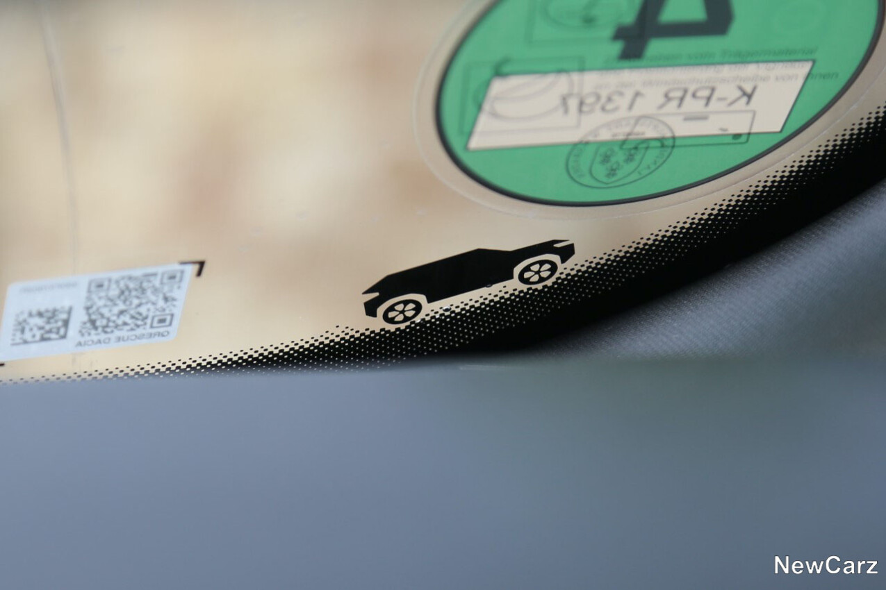 Dacia Duster Mild Hybrid 130 4x4 SUV-Silhouette auf Verglasung