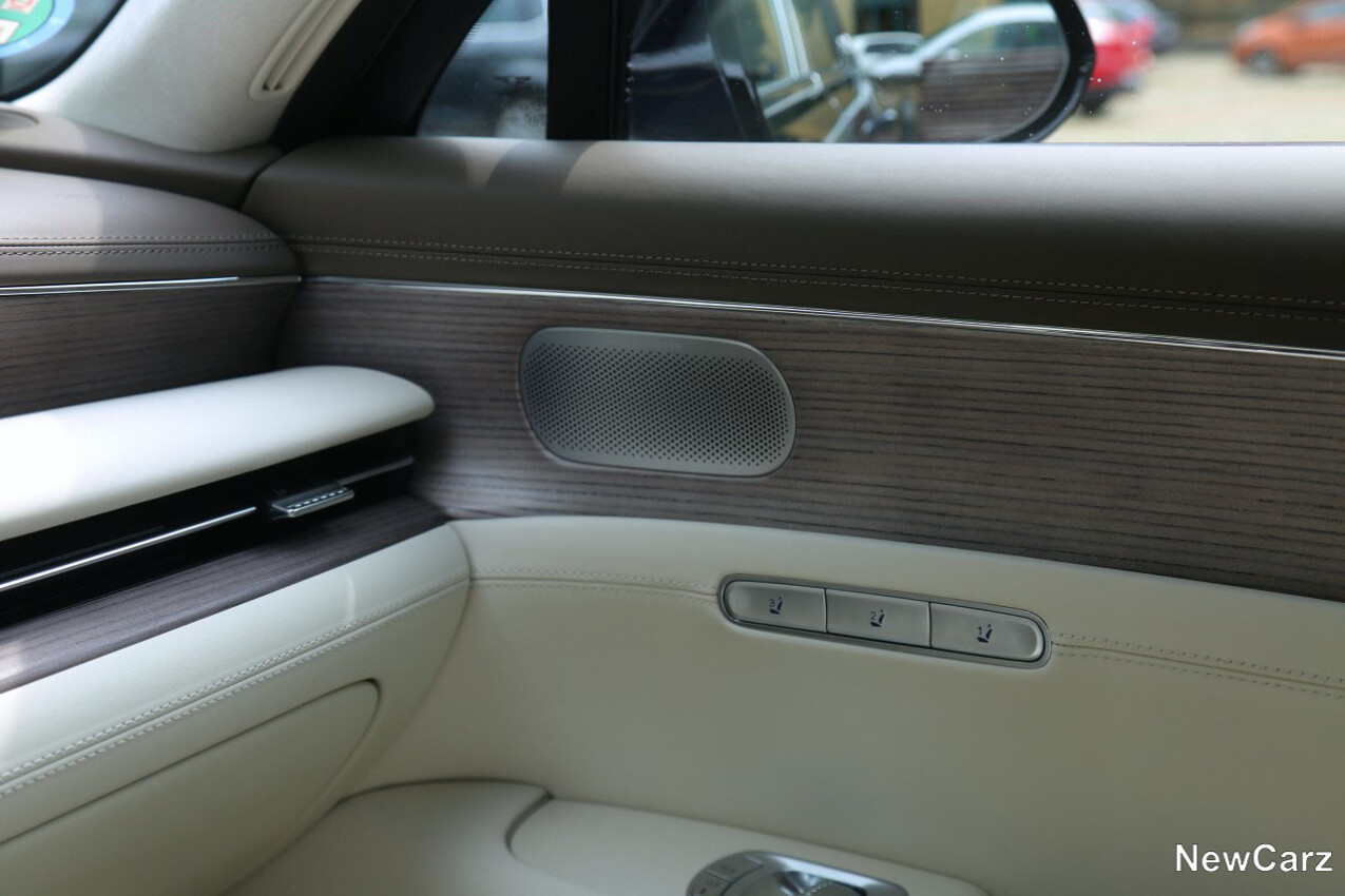 Genesis G90 LWB Türinnenverkleidung