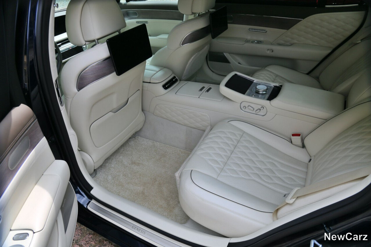 Genesis G90 LWB Fond Fußraum