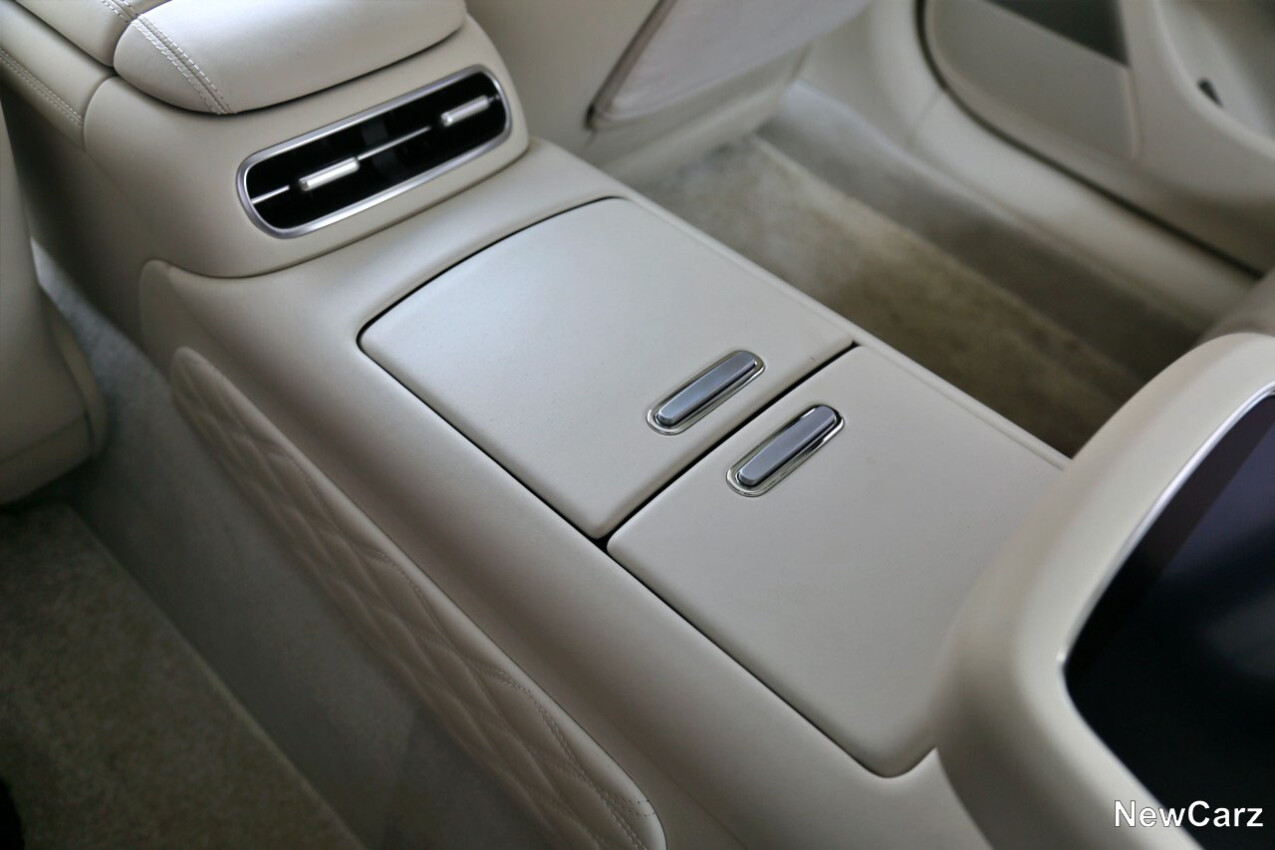 Genesis G90 LWB Fond Mittelkonsole