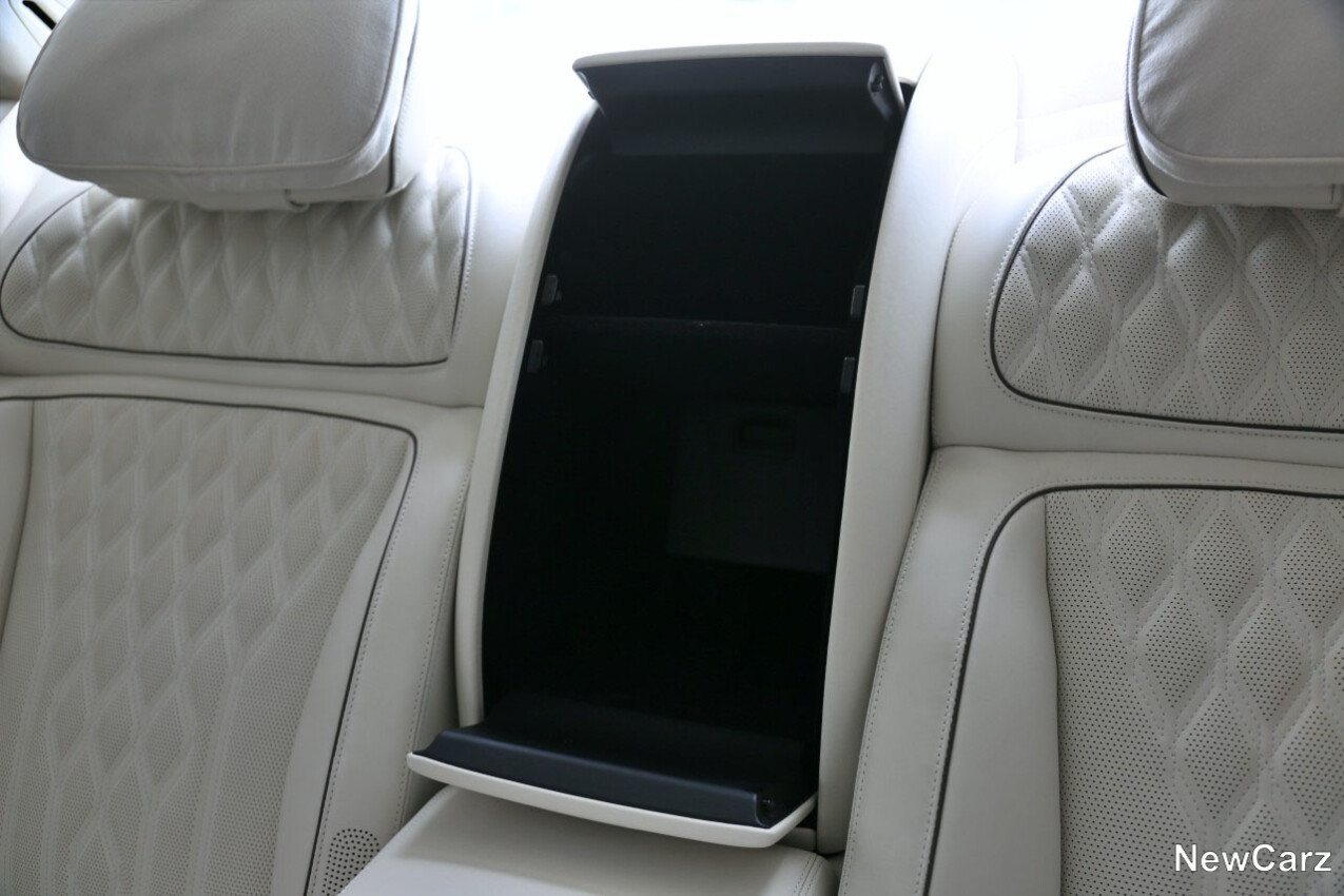 Genesis G90 LWB Fond Staufächer offen