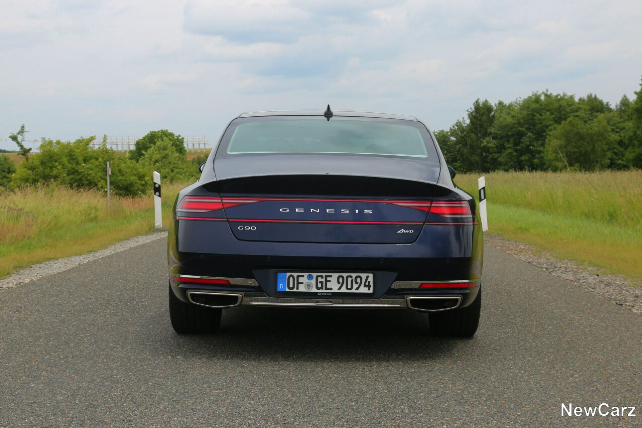 Genesis G90 LWB hinten