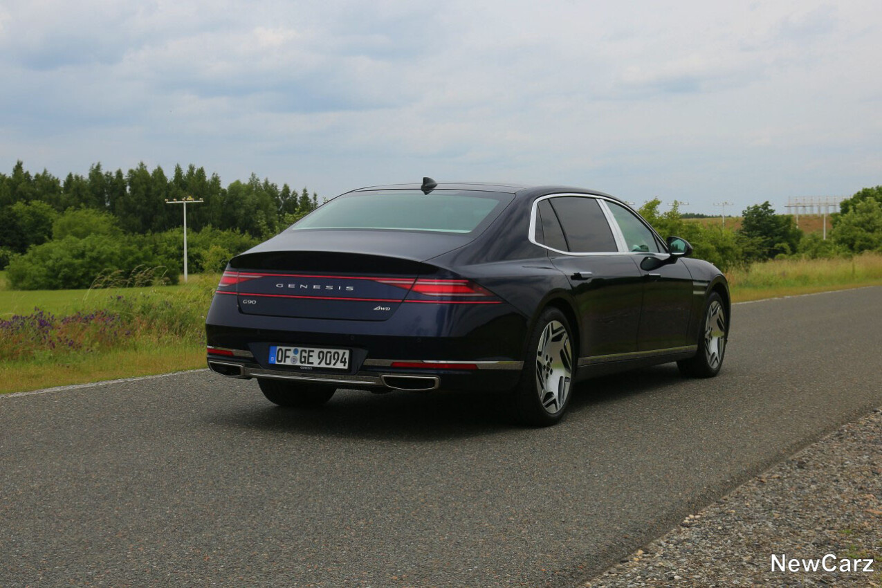 Genesis G90 LWB hinten rechts