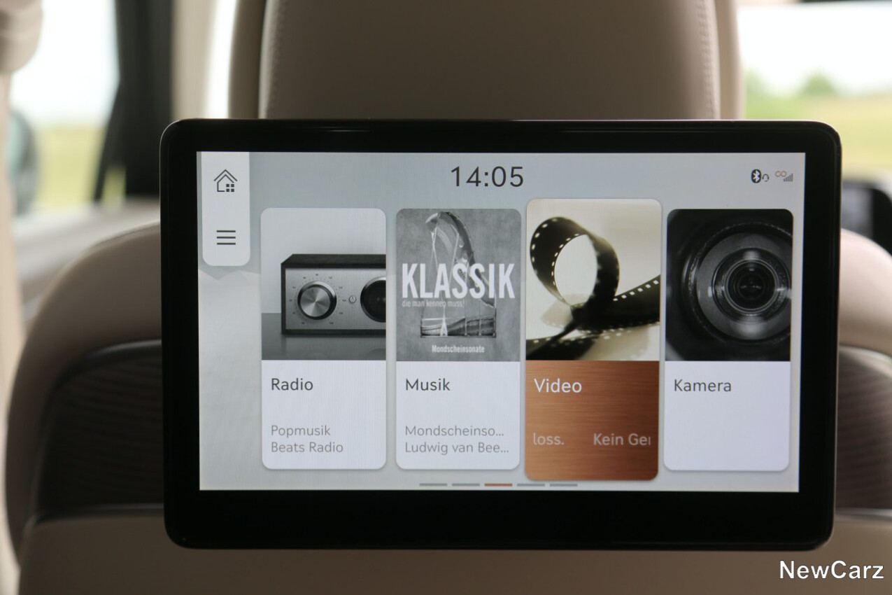 Genesis G90 LWB Rear Entertainment Screen