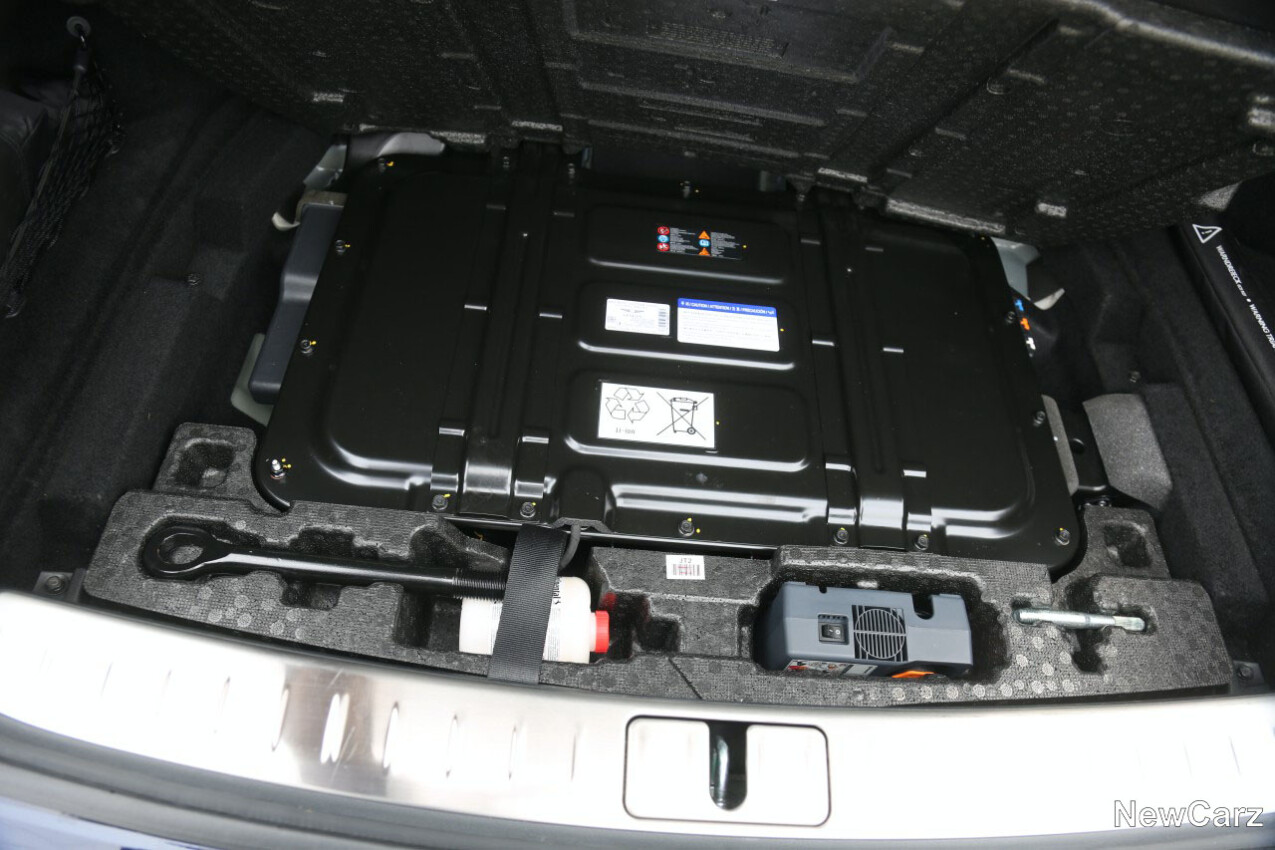 Genesis G90 LWB Kofferraum Batterie