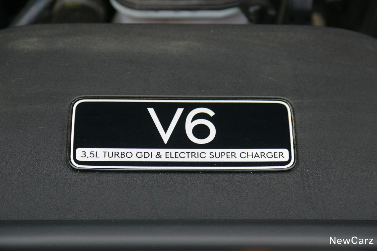 Genesis G90 LWB Motor V6 Emblem