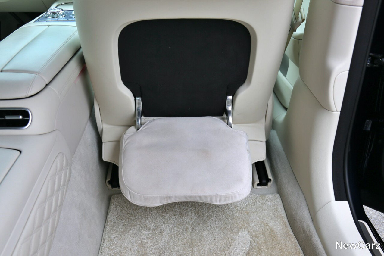 Genesis G90 LWB Fond Fußstütze