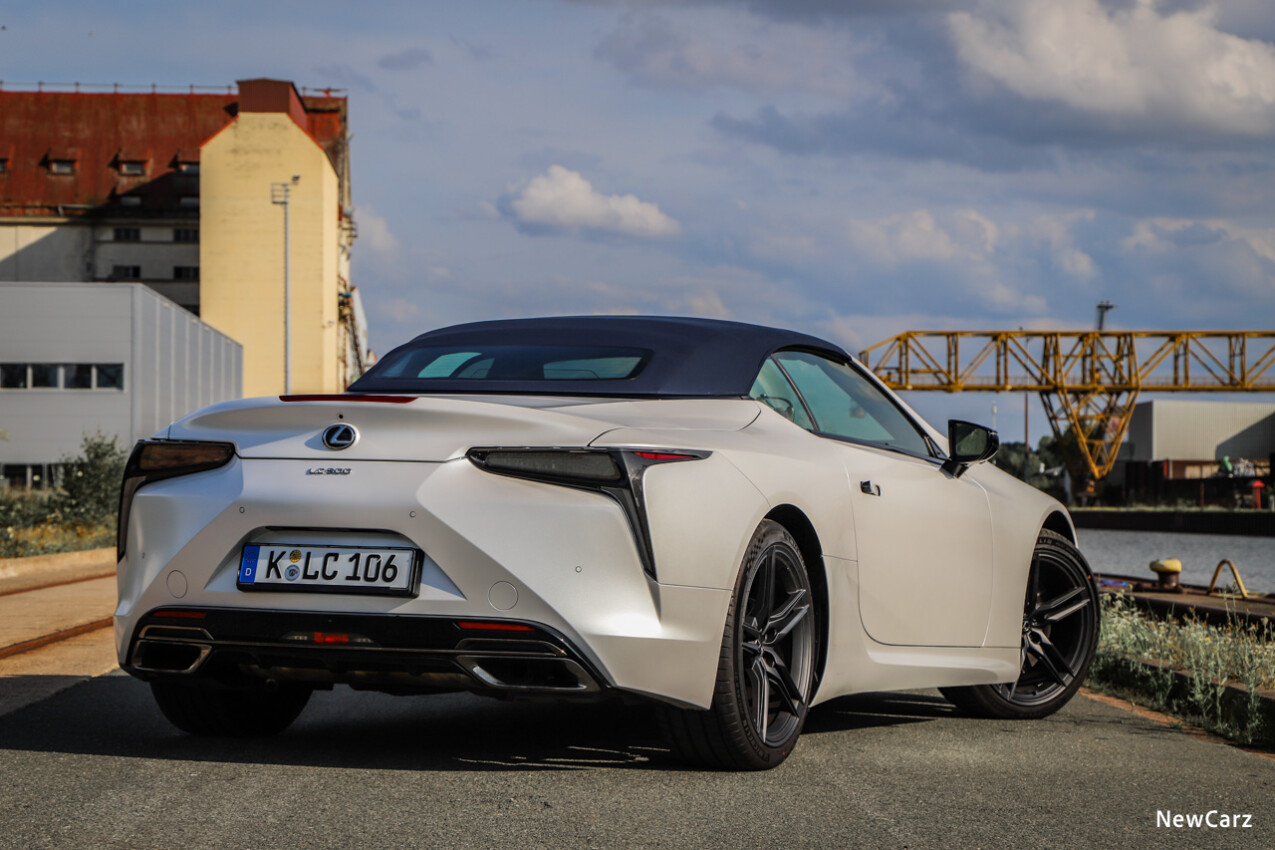 Lexus LC 500 Ultimate Edition schräg hinten