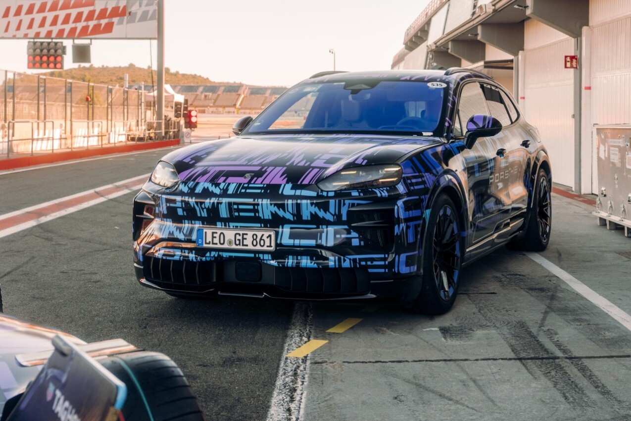 Porsche Cayenne Electric in Boxengasse