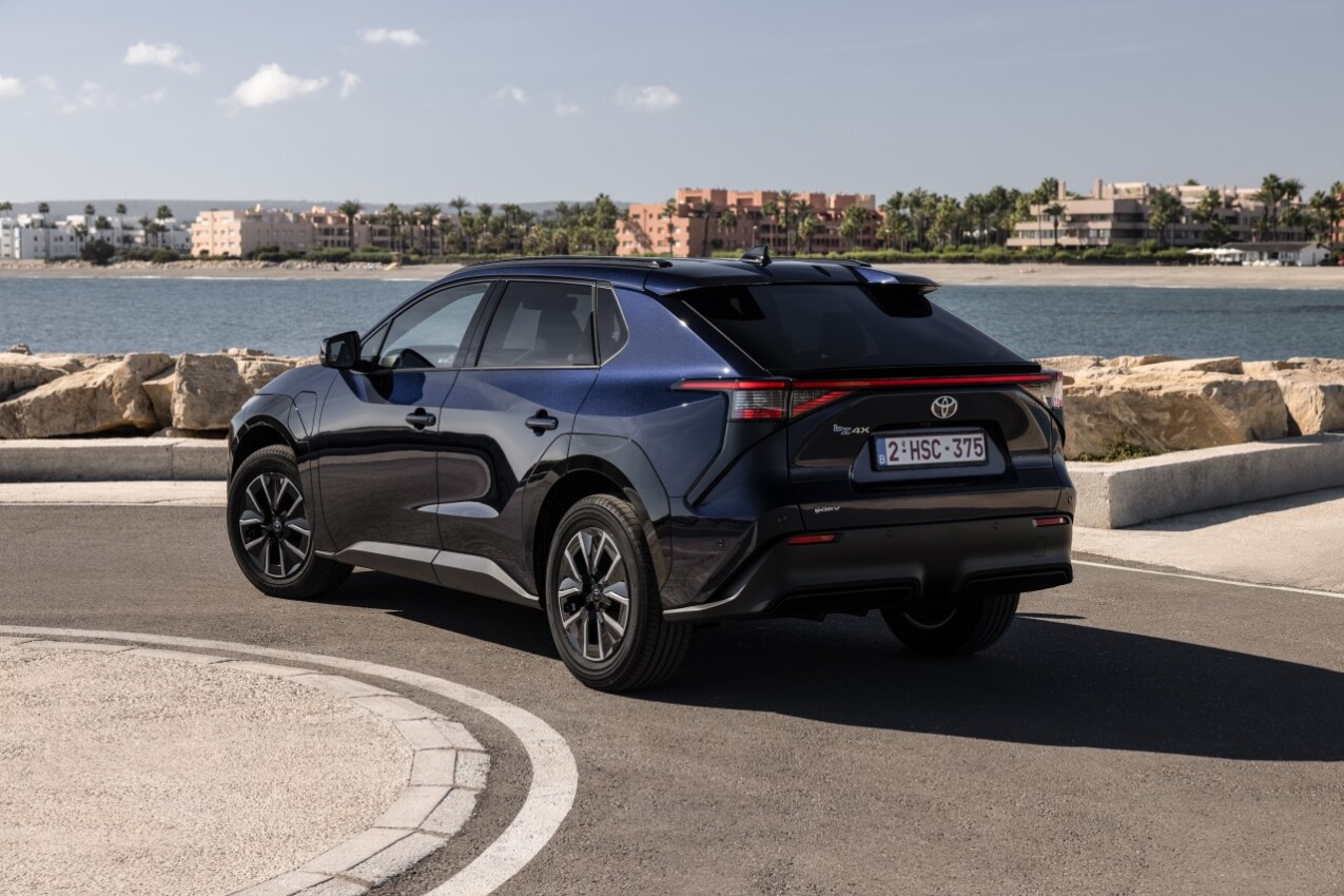 Toyota bZ4X Facelift schräg hinten