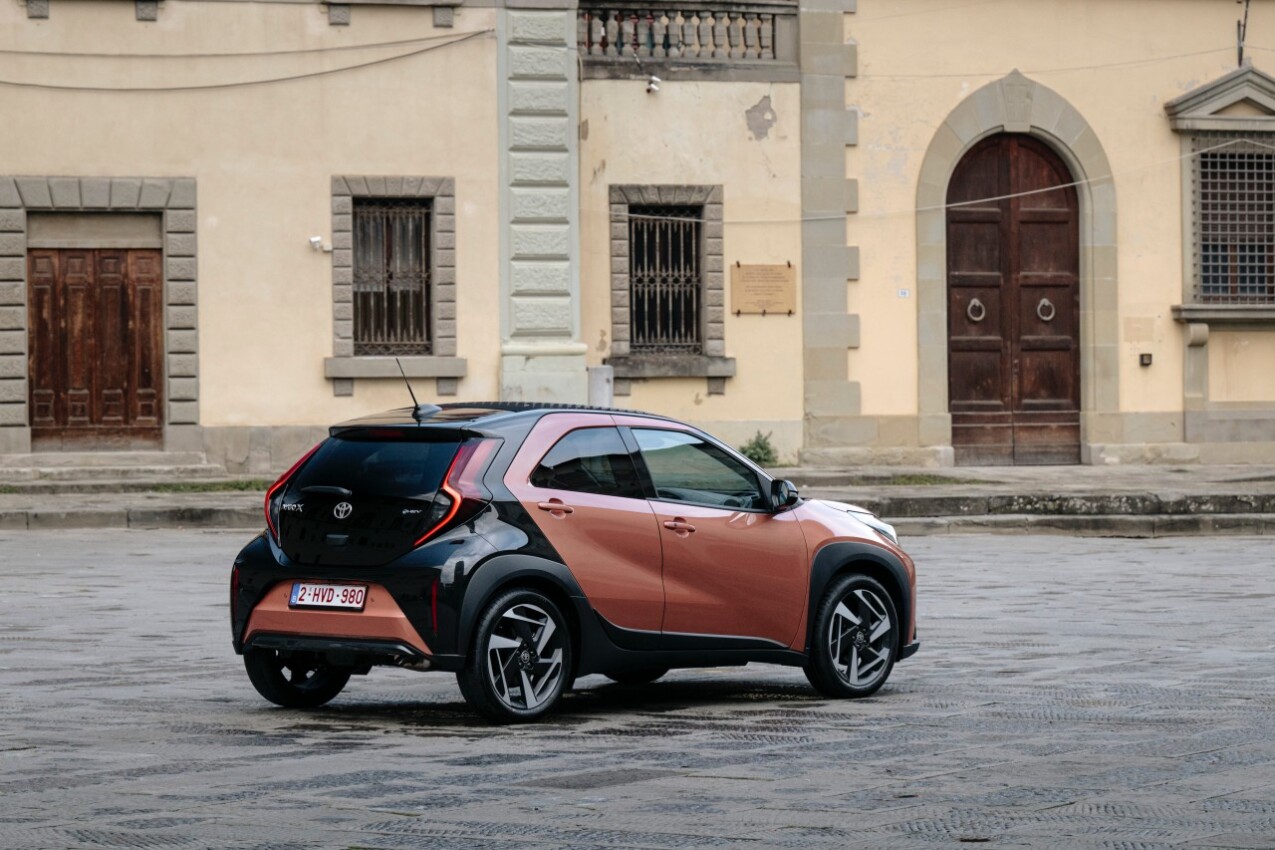 Toyota Aygo X schräg hinten