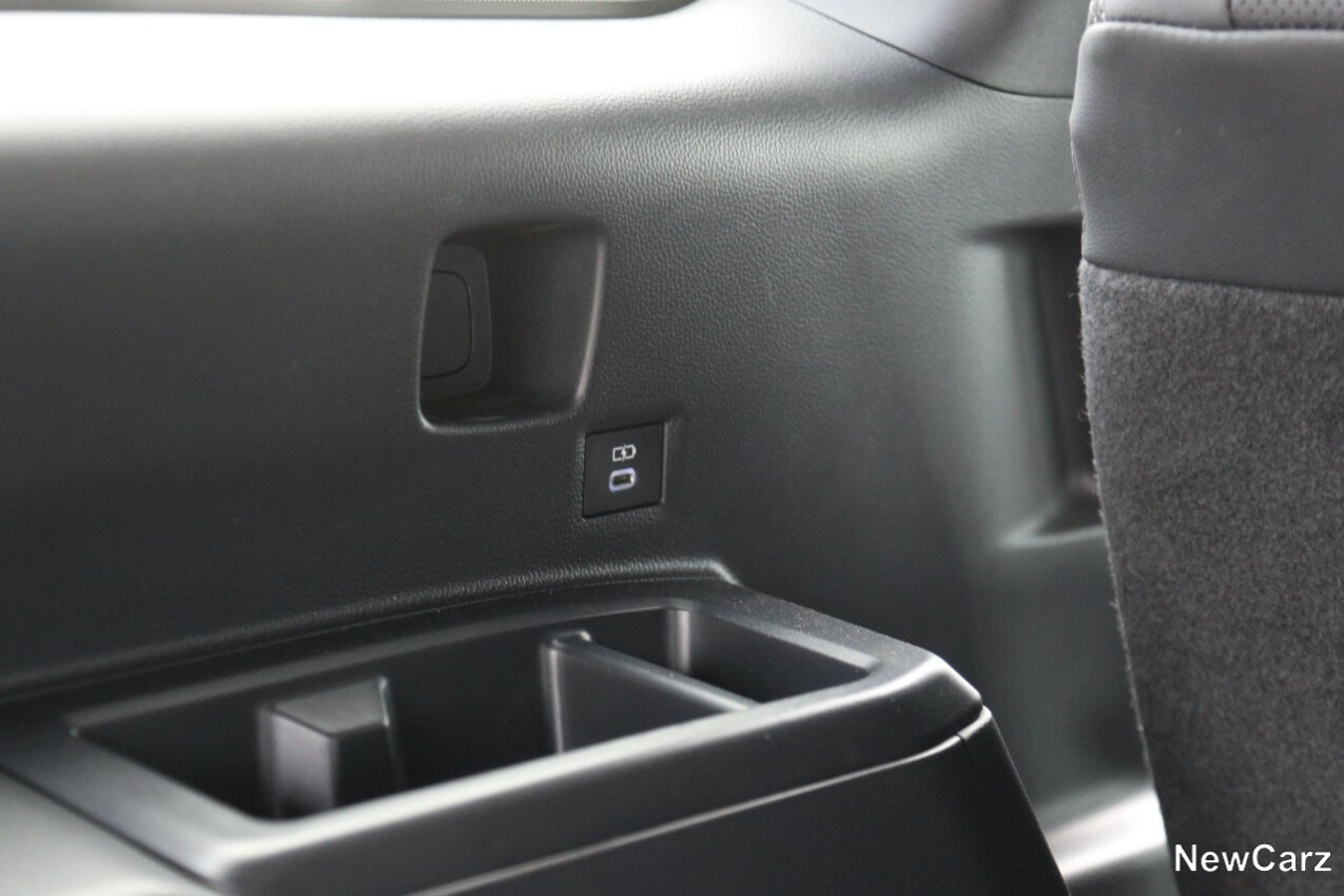 Toyota Land Cruiser Diesel Kofferraum USB-Slot