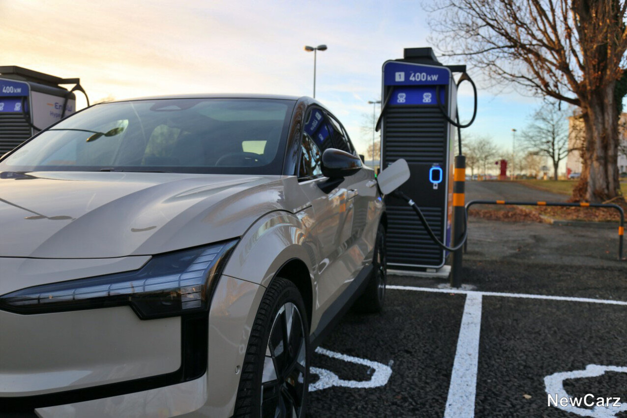 Volvo EX30 Twin Motor Performance an Ladesäule
