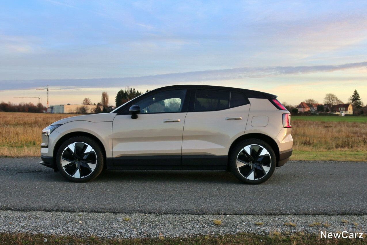 Volvo EX30 Twin Motor Performance Seite links