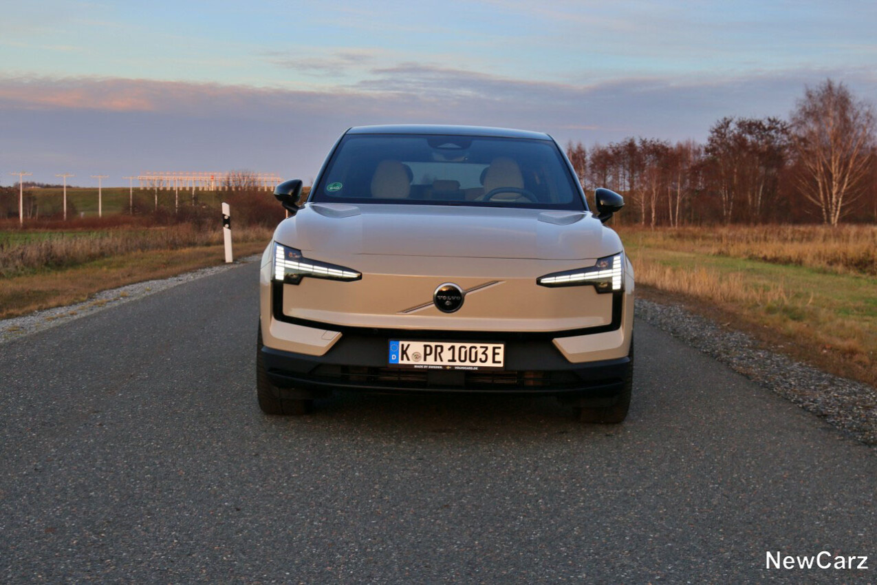 Volvo EX30 Twin Motor Performance Front