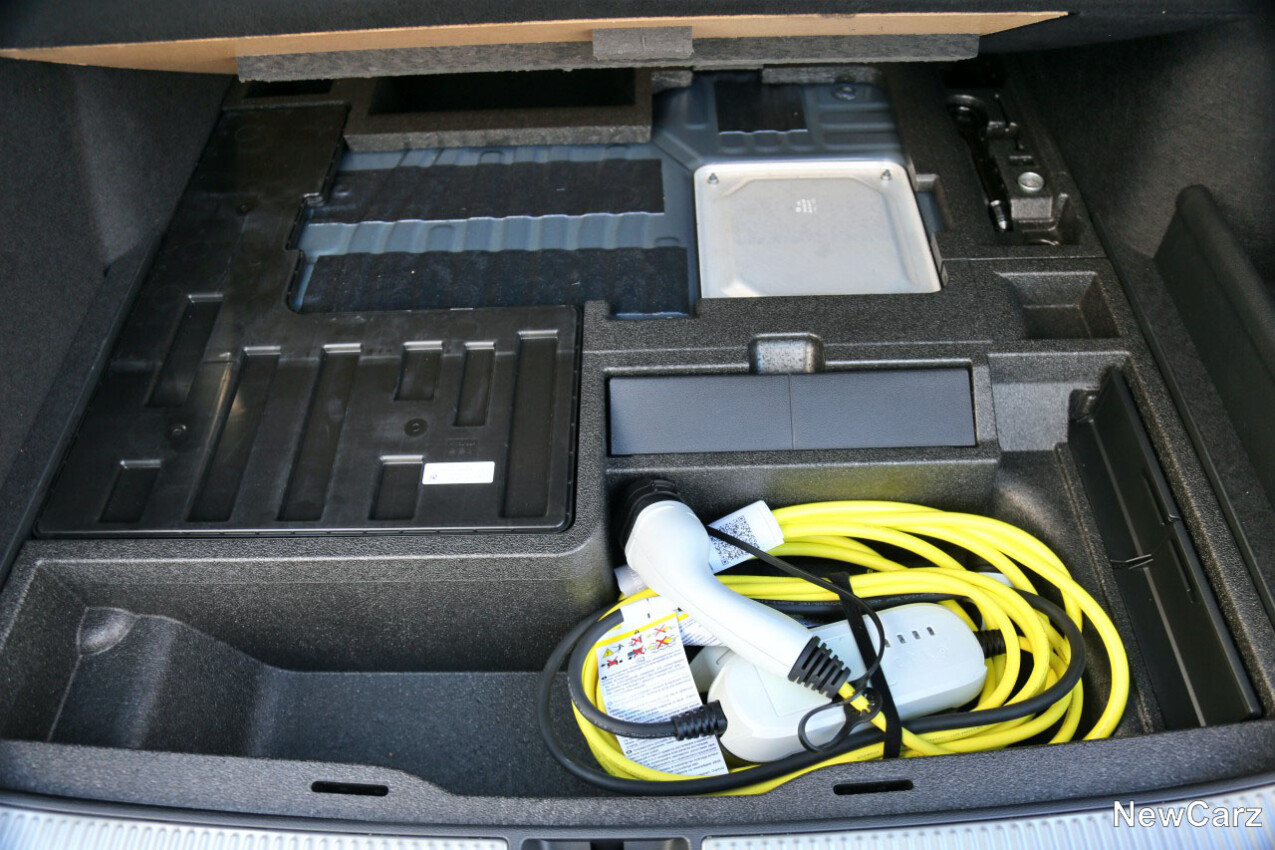VW Passat eHybrid Kofferraumunterboden