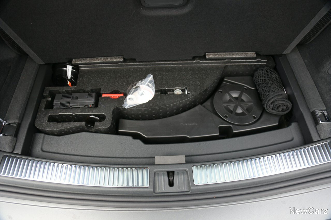 VW Touareg R Facelift Kofferraum darunter