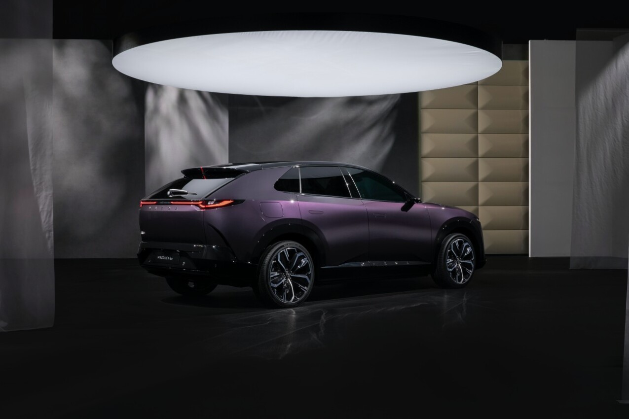 Mazda CX-6e schräg hinten