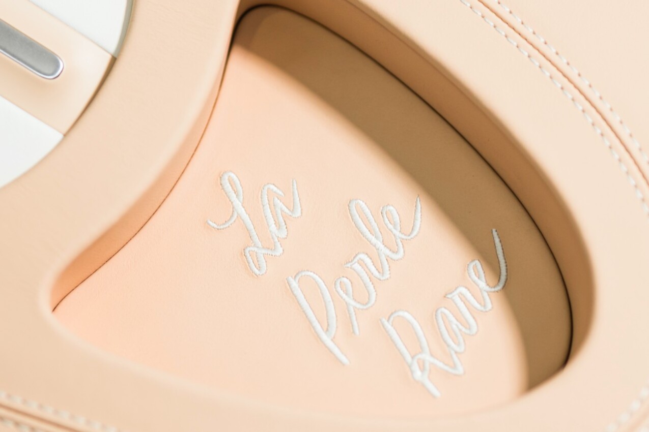 Bugatti W16 Mistral „La Perle Rare“ Schriftzug