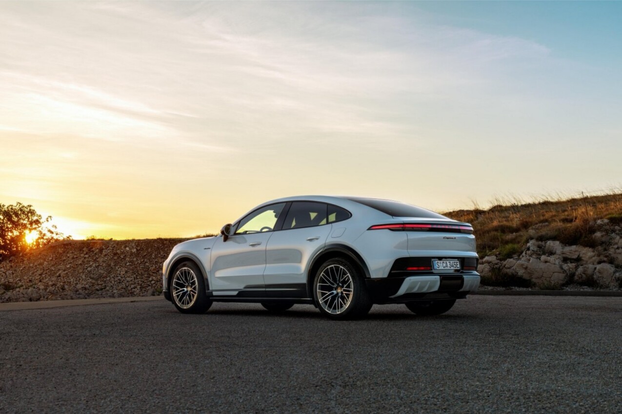 Porsche Cayenne Coupe Electric seitlich hinten
