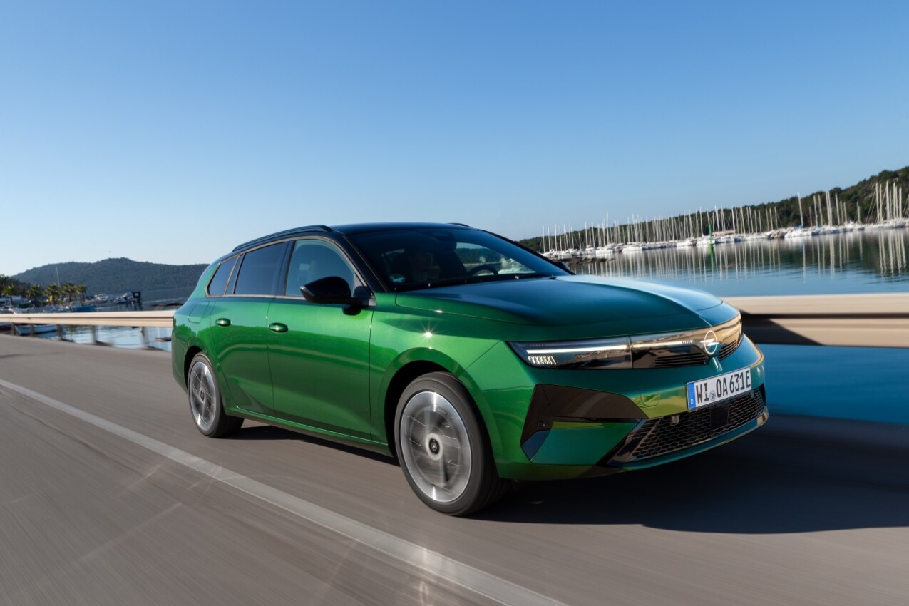 Opel Astra Sports Tourer Electric onroad